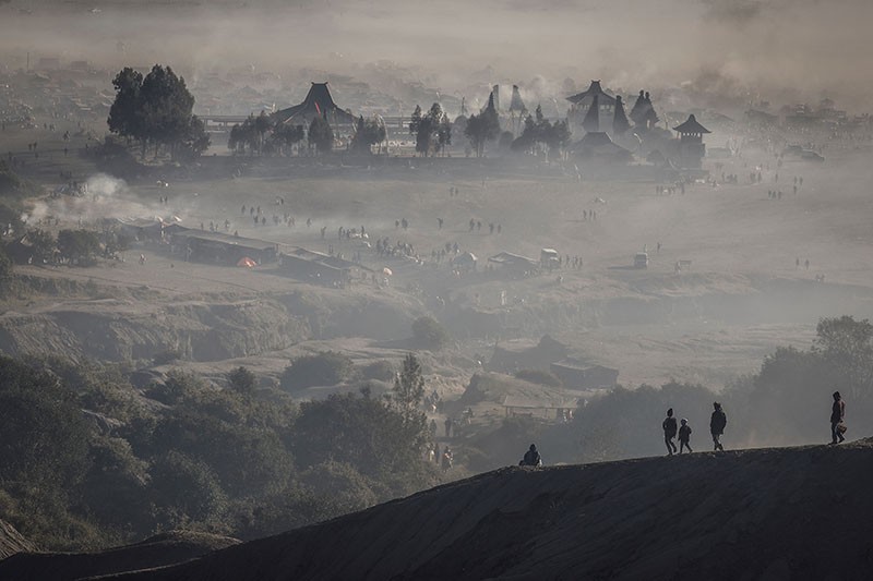 Yadnya Kasada, Ritual Melempar Sesajen ke Kawah Gunung Bromo - Bagian 4