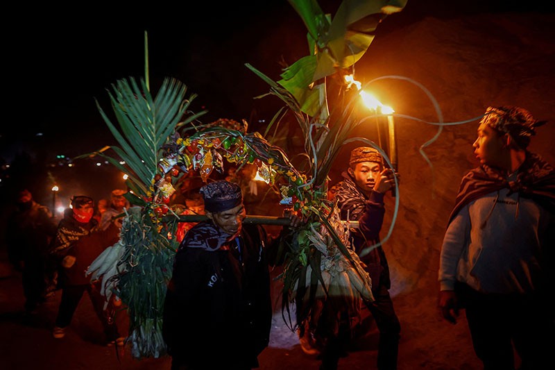 Yadnya Kasada, Ritual Melempar Sesajen ke Kawah Gunung Bromo - Bagian 2