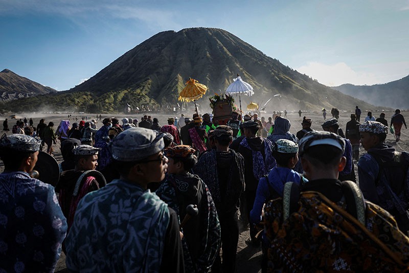 Yadnya Kasada, Ritual Melempar Sesajen ke Kawah Gunung Bromo - Bagian 1