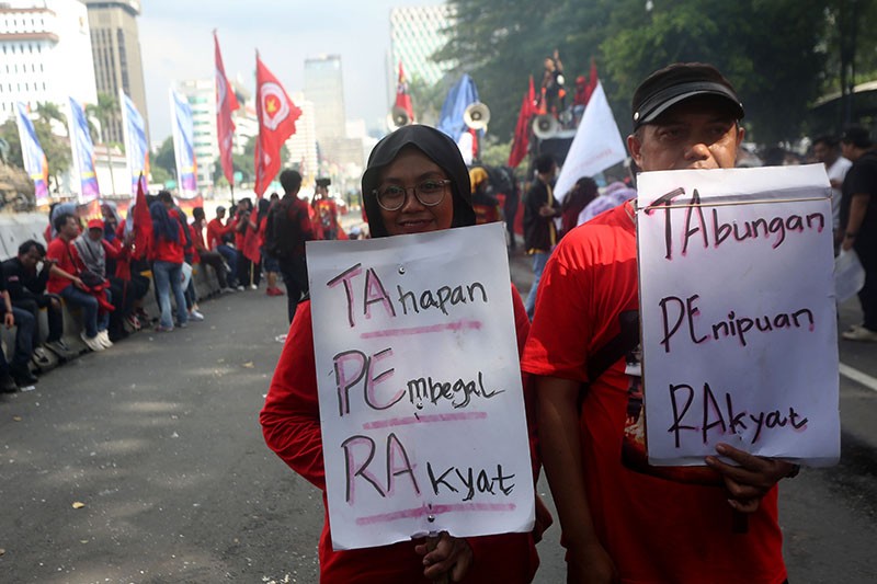 Aksi Teatrikal Buruh Tolak Potongan Gaji untuk Tapera - Bagian 1