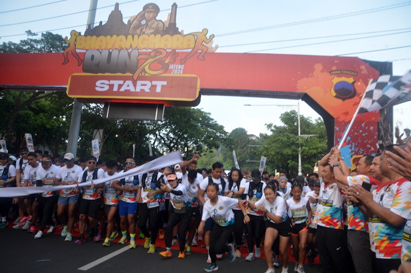 Antusiasme Ribuan Pelari Ikuti Bhayangkara Run 7,8K di Semarang - Bagian 4