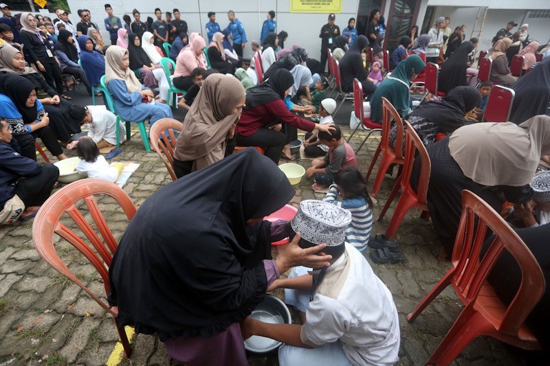 Momen Haru Anak-Anak Mencuci Kaki Ibunya - Bagian 2