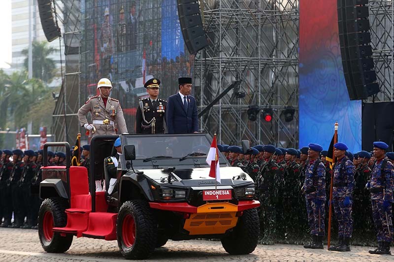 Momen Jokowi Periksa Pasukan saat Upacara HUT Bhayangkara - Bagian 2