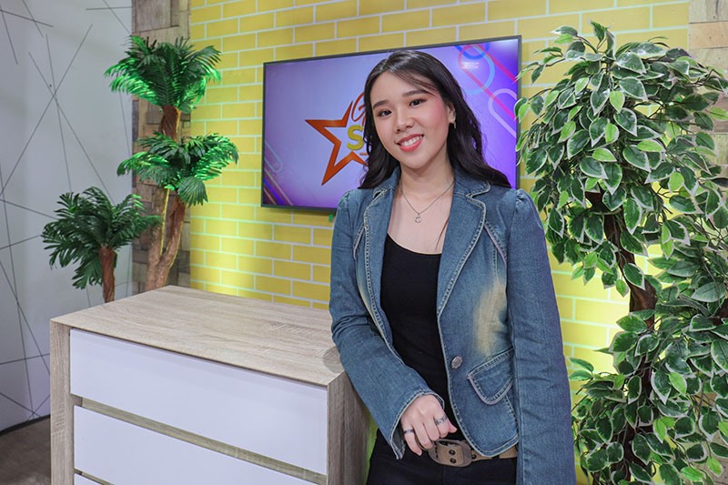 Senyum Manis Joanna Andrea Penyanyi Lagu Floor - Bagian 1