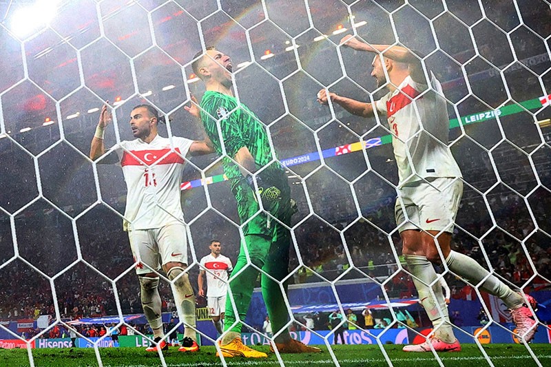 Euro 2024: Reaksi Kiper Turki Mert Gunok Selamatkan Gawang dari Kebobolan - Bagian 1