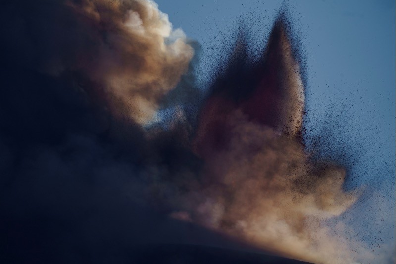Gunung Etna Italia Meletus Keluarkan Lava Pijar - Bagian 3