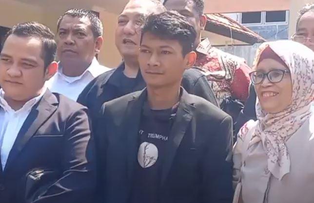 Pakai Jas, Saka Tatal Serahkan Berkas PK ke Pengadilan Negeri Cirebon