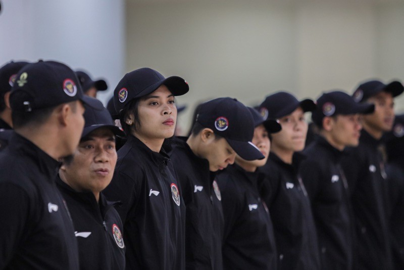 Momen Atlet Indonesia Cium Bendera Merah Putih saat Pengukuhan Tim Olimpiade Paris 2024 - Bagian 4