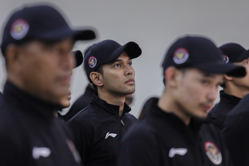 Momen Atlet Indonesia Cium Bendera Merah Putih saat Pengukuhan Tim Olimpiade Paris 2024 - Bagian 3