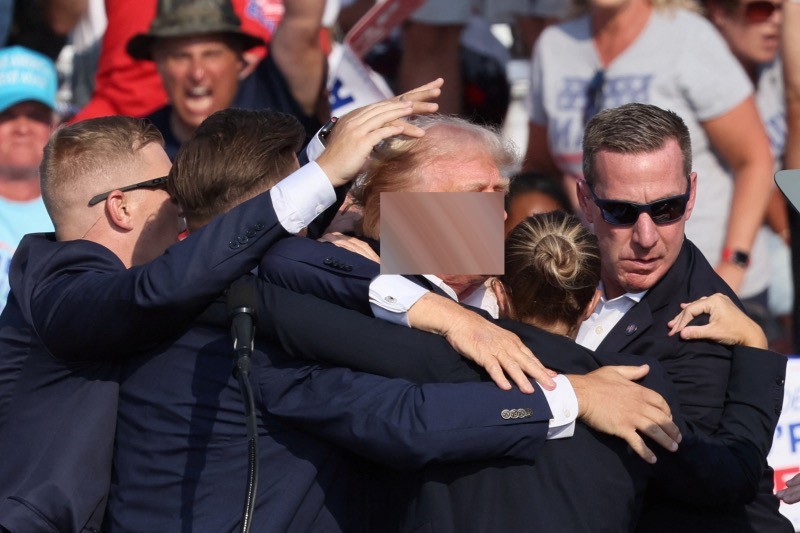 Momen Donald Trump Ditembak, Telinga Berlumuran Darah - Bagian 2