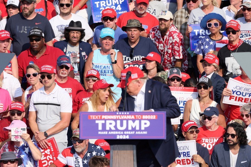 Ekspresi Pendukung Ketika Donald Trump Ditembak saat Kampanye - Bagian 1