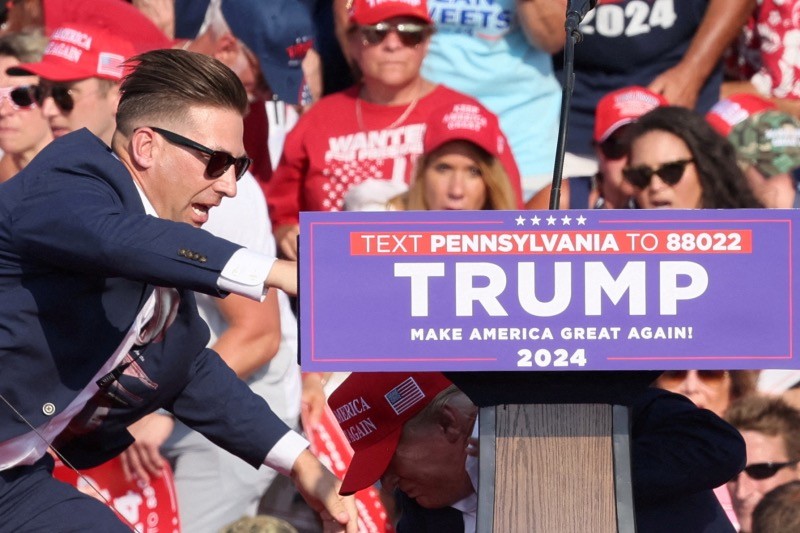 Ekspresi Pendukung Ketika Donald Trump Ditembak saat Kampanye - Bagian 4