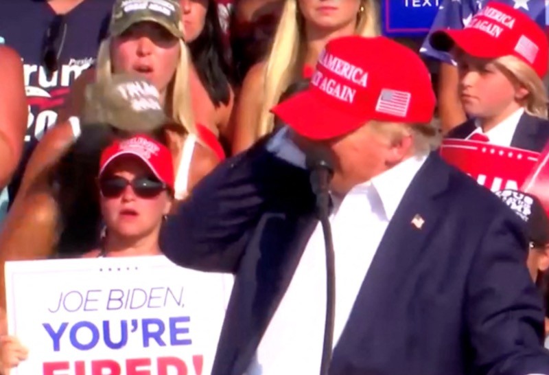 Ekspresi Pendukung Ketika Donald Trump Ditembak saat Kampanye - Bagian 3