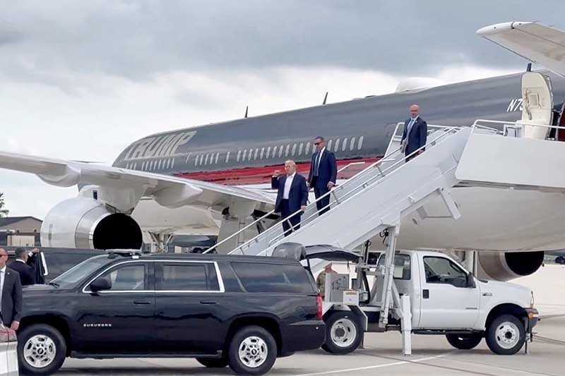 Penampakan Donald Trump Kembali Beraktivitas Setelah Insiden Penembakan - Bagian 1
