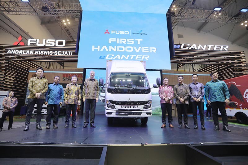 Penyerahan Truk Listrik eCanter kepada Pembeli Pertama - Bagian 1