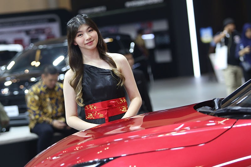 Potret SPG GIIAS 2024 Menarik Perhatian Pengunjung - Bagian 2