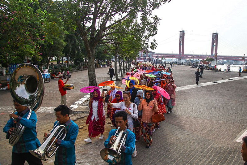 Peragaan Busana Kebaya di Pinggir Sungai Musi - Bagian 3