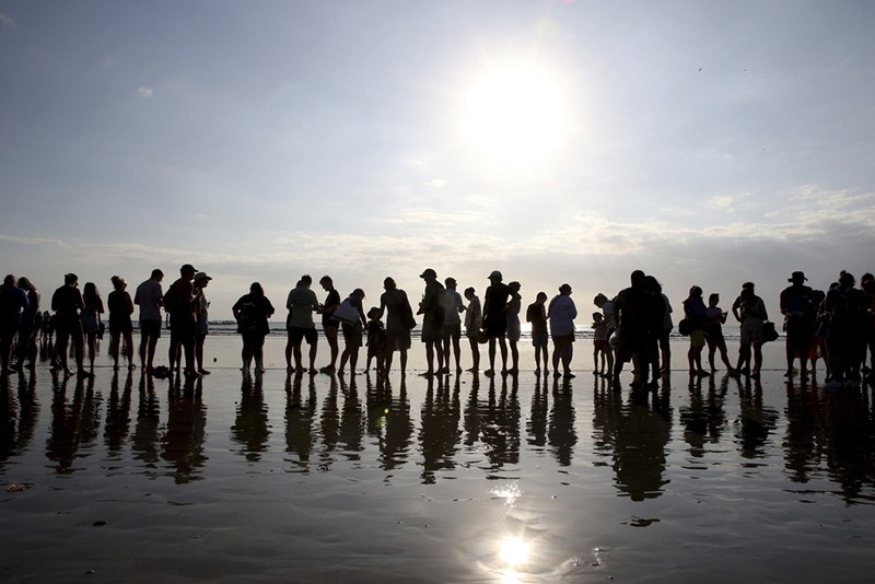 Antusiasme Ratusan Bule Lepas Anak Penyu Lekang di Pantai Kuta Bali - Bagian 1