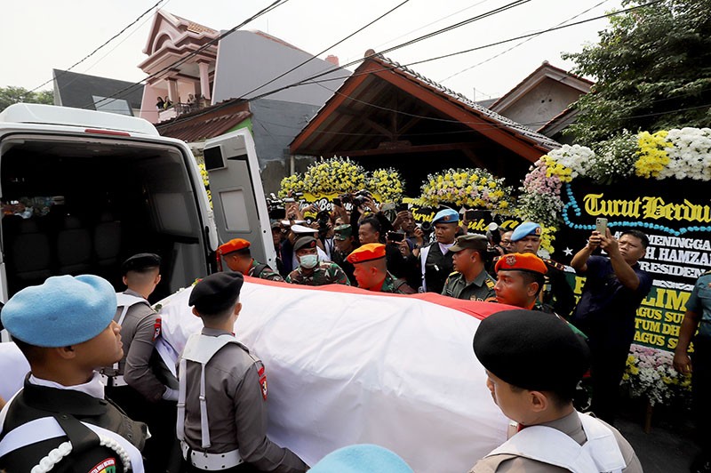 Jenazah Hamzah Haz Diberangkatkan ke Cisarua Bogor - Bagian 2