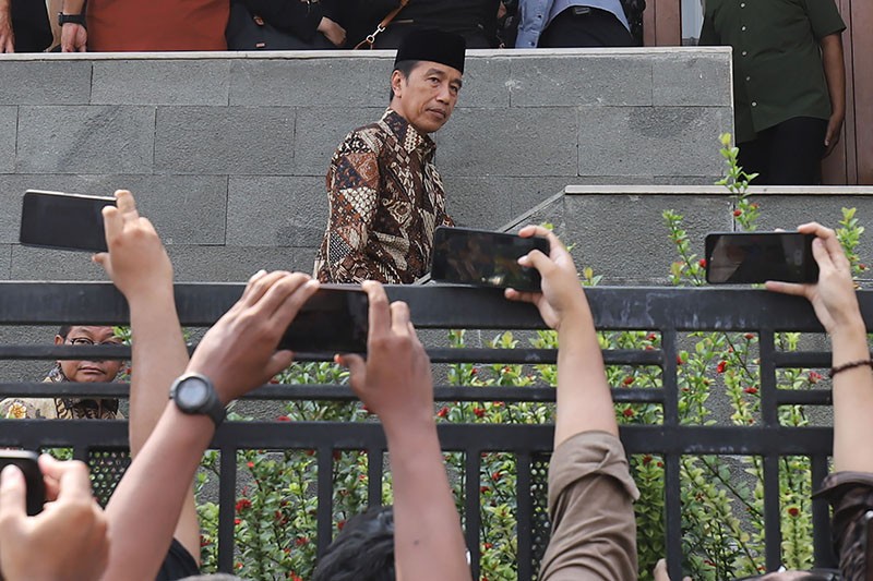 Presiden Jokowi Melayat Almarhum Hamzah Haz - Bagian 1