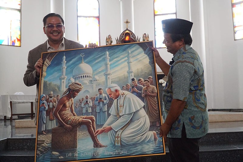 Lukisan Denny JA Soal Paus Diserahkan ke Gereja Katolik Santo Servatius - Bagian 2