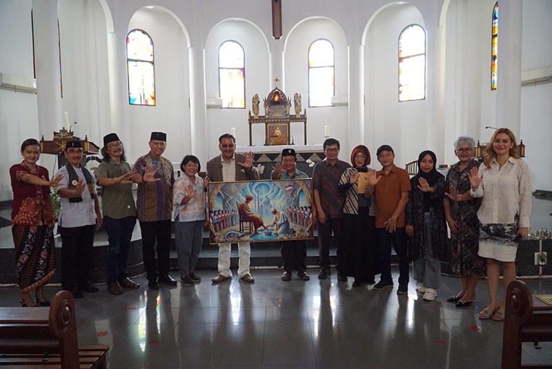 Lukisan Denny JA Soal Paus Diserahkan ke Gereja Katolik Santo Servatius - Bagian 3