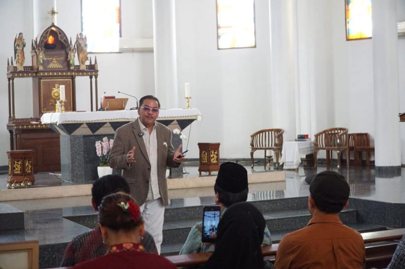 Lukisan Denny JA Soal Paus Diserahkan ke Gereja Katolik Santo Servatius - Bagian 4