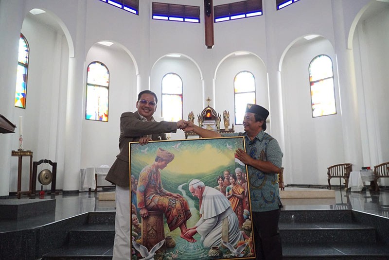 Lukisan Denny JA Soal Paus Diserahkan ke Gereja Katolik Santo Servatius - Bagian 1