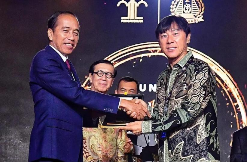 Senyum Shin Tae-yong Dapat Golden Visa dari Presiden Jokowi - Bagian 1