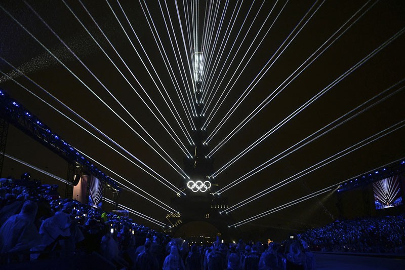 Foto-Foto Pembukaan Olimpiade 2024 di Paris, Menara Eiffel Bercahaya Laser  - Bagian 1