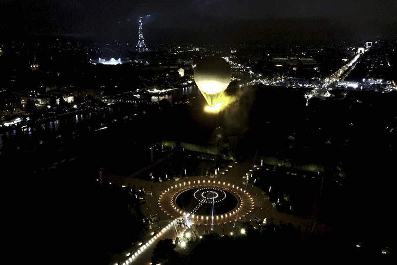 Foto-Foto Pembukaan Olimpiade 2024 di Paris, Menara Eiffel Bercahaya Laser  - Bagian 5