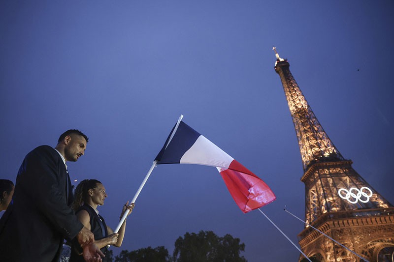 Foto-Foto Pembukaan Olimpiade 2024 di Paris, Menara Eiffel Bercahaya Laser  - Bagian 4