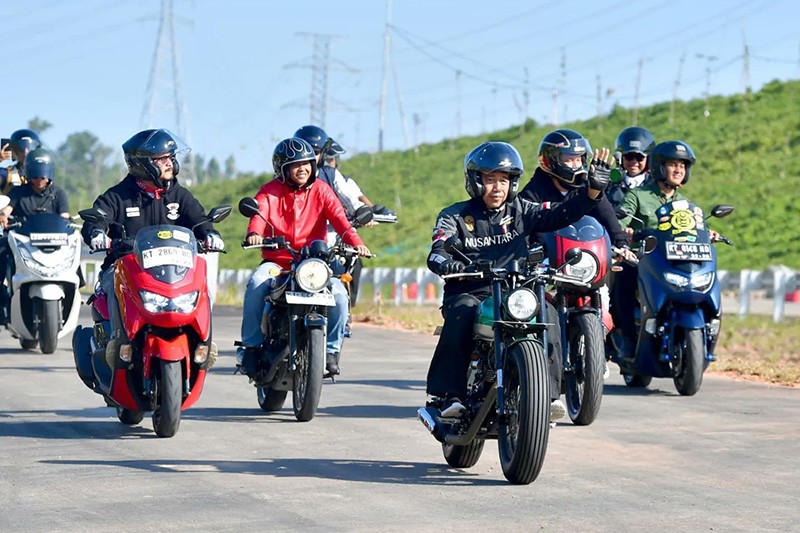 Presiden Jokowi Ajak Para Artis Naik Motor Jajal Mulusnya Jalan Tol IKN - Bagian 2