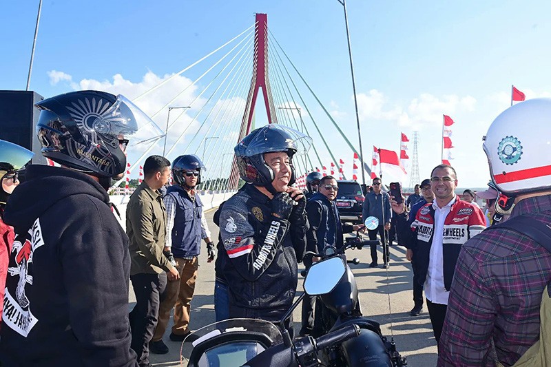 Presiden Jokowi Ajak Para Artis Naik Motor Jajal Mulusnya Jalan Tol IKN - Bagian 4