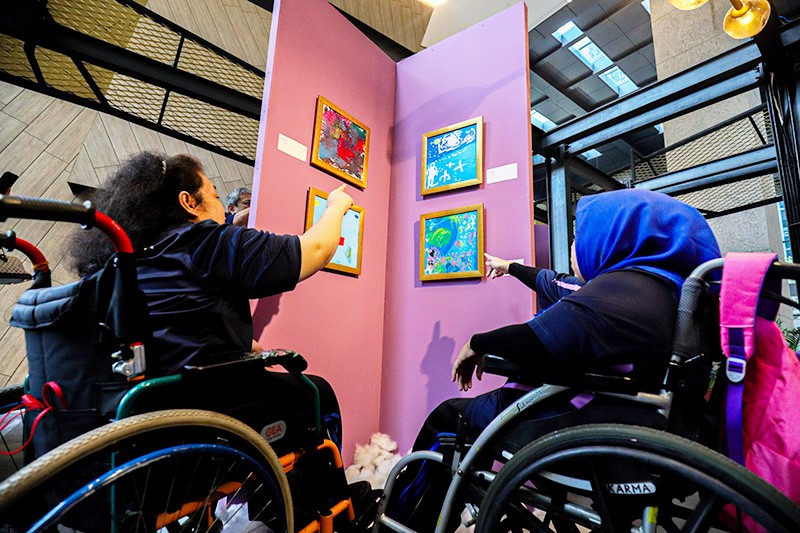 Lukisan Karya Penyandang Disabilitas Dilelang Rp2juta - Rp20juta untuk Amal - Bagian 1