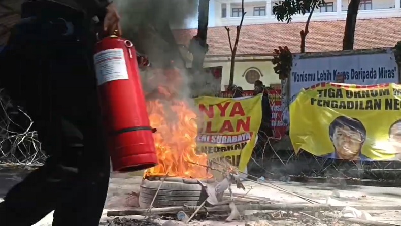 Aksi Protes Vonis Bebas Ronald Tannur, Massa Bakar Keranda Mayat dan Segel PN Surabaya