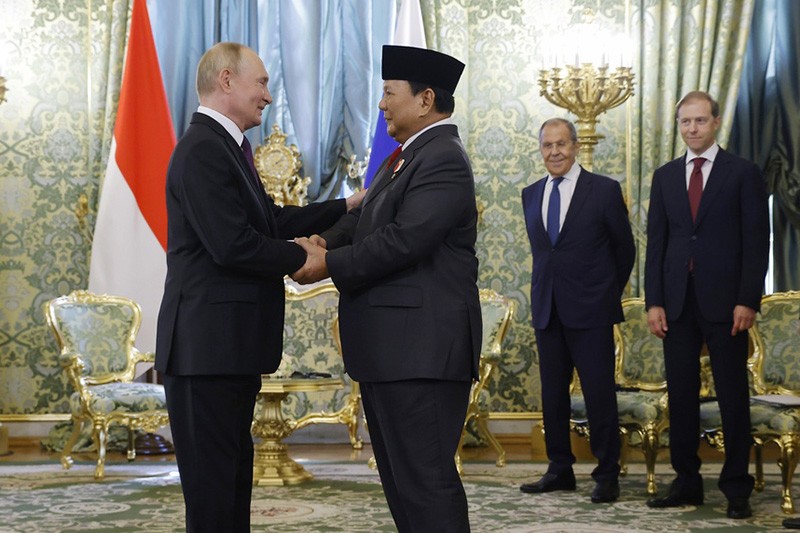 Momen Prabowo Subianto Disambut Presiden Rusia Vladimir Putin - Bagian 1