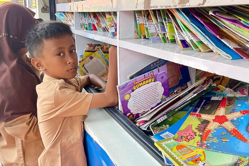 Tingkatkan Minat Baca bersama Mobil Perpustakaan Keliling - Bagian 7