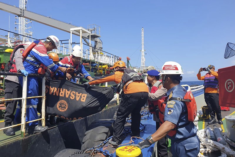Kapal Tanker Terbakar di Perairan Bali, 5 ABK Meninggal Dunia - Bagian 1