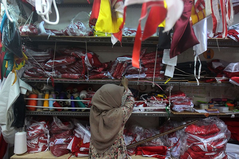 Jelang HUT ke-79 RI, Penjahit Bendera Merah Putih Banjir Orderan - Bagian 4