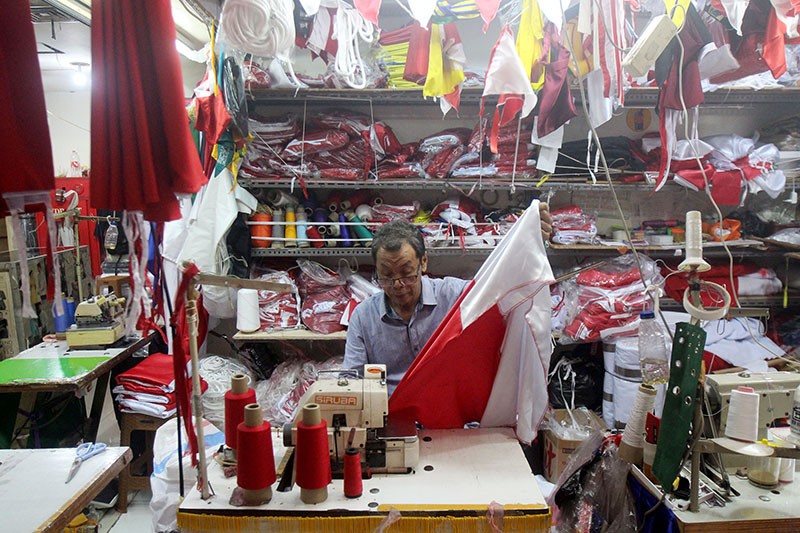Jelang HUT ke-79 RI, Penjahit Bendera Merah Putih Banjir Orderan - Bagian 1