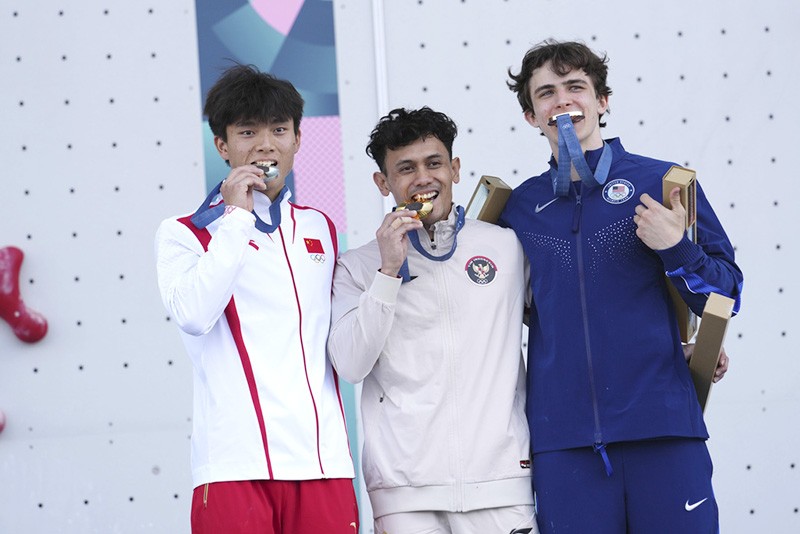 Ekspresi Atlet Panjat Tebing Veddriq Leonardo Gigit Medali Emas Olimpiade 2024 - Bagian 1