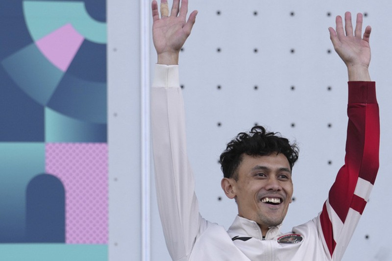 Ekspresi Atlet Panjat Tebing Veddriq Leonardo Gigit Medali Emas Olimpiade 2024 - Bagian 5