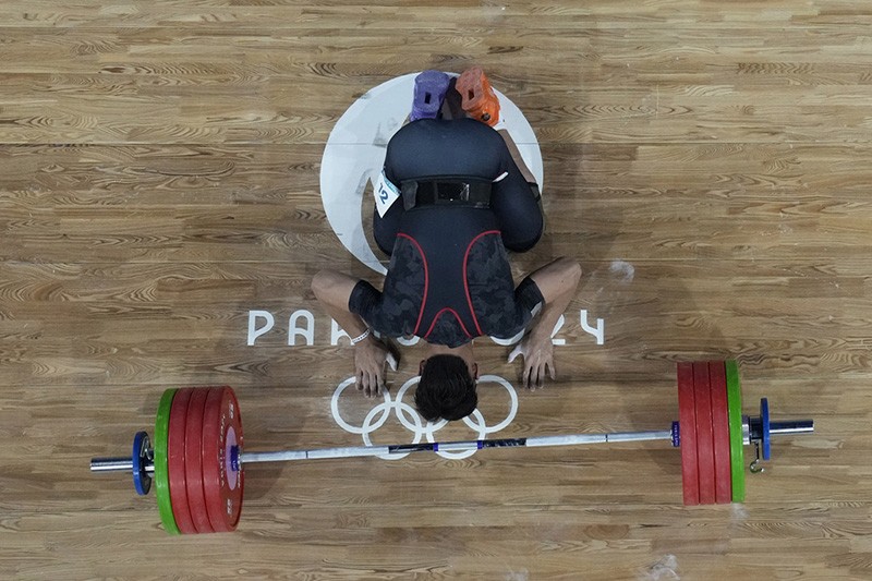 Lifter Indonesia Rizky Juniansyah Bersujud usai Rebut Medali Emas Olimpiade 2024 - Bagian 1