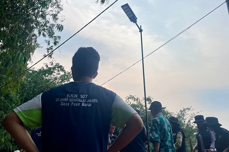 KKN di Desa Pasir Barat, Mahasiswa UIN Jakarta Pasang Lampu Tenaga Surya - Bagian 2