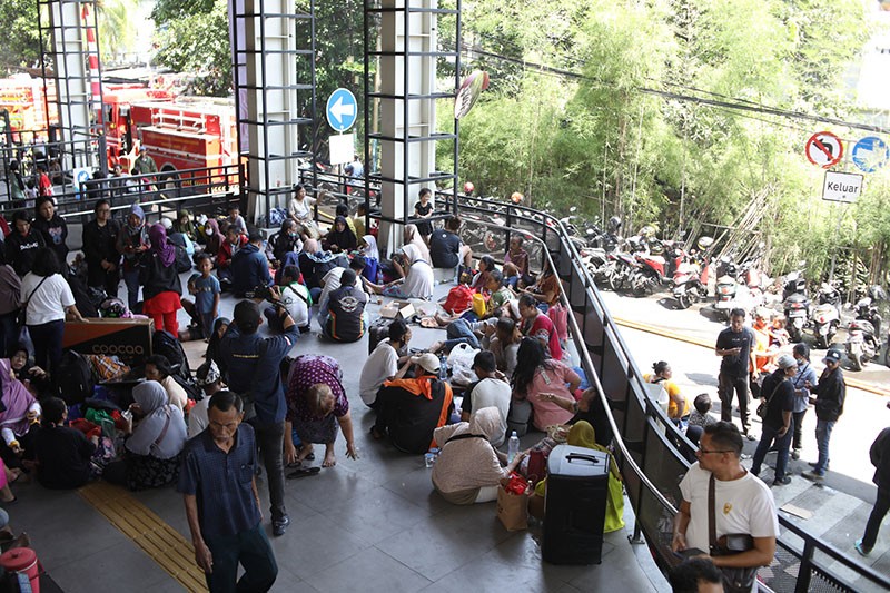Korban Kebakaran Permukiman Padat Manggarai Mengungsi di Stasiun - Bagian 2