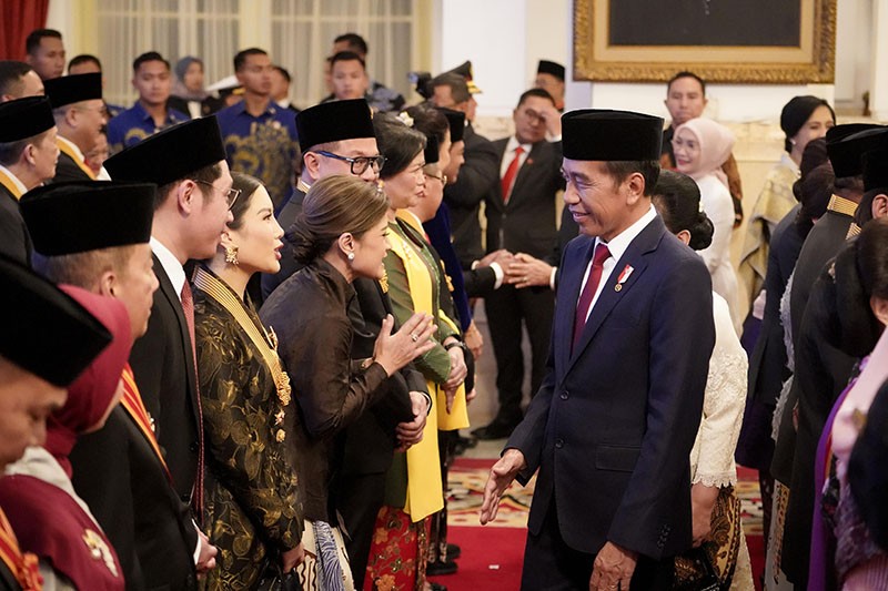 Momen Angela Tanoesoedibjo Terima Tanda Kehormatan Bintang Jasa Utama dari Presiden Jokowi - Bagian 2