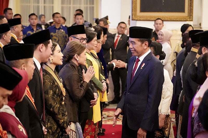 Momen Angela Tanoesoedibjo Terima Tanda Kehormatan Bintang Jasa Utama dari Presiden Jokowi - Bagian 5