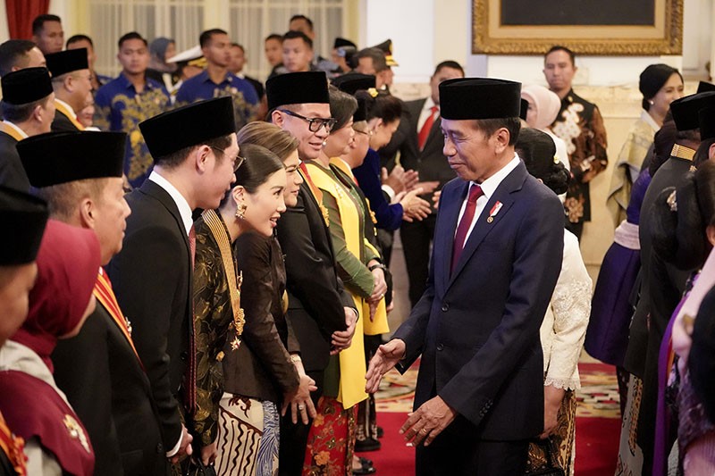 Momen Angela Tanoesoedibjo Terima Tanda Kehormatan Bintang Jasa Utama dari Presiden Jokowi - Bagian 3