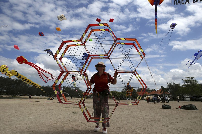 Superman dan Iron Man Terbang di Langit Pantai Sanur Bali - Bagian 4